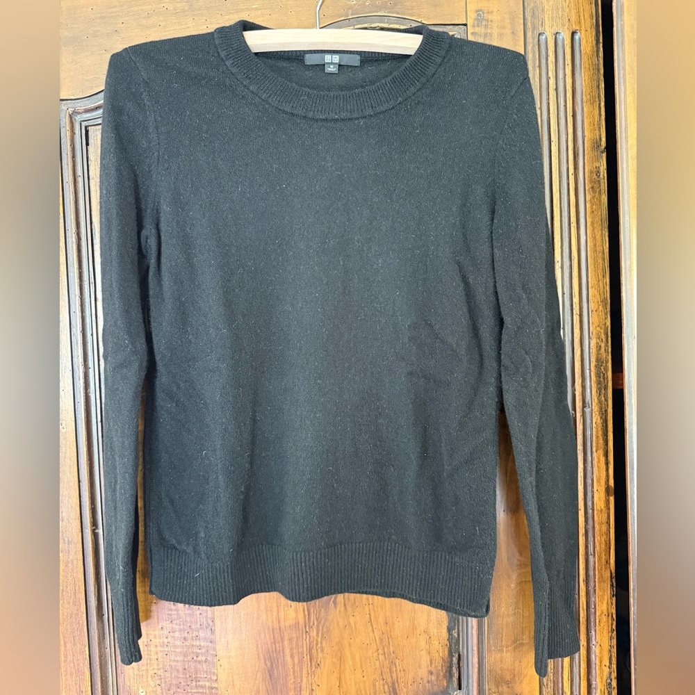 Uniqlo women’s black cashmere crew neck sweater size M